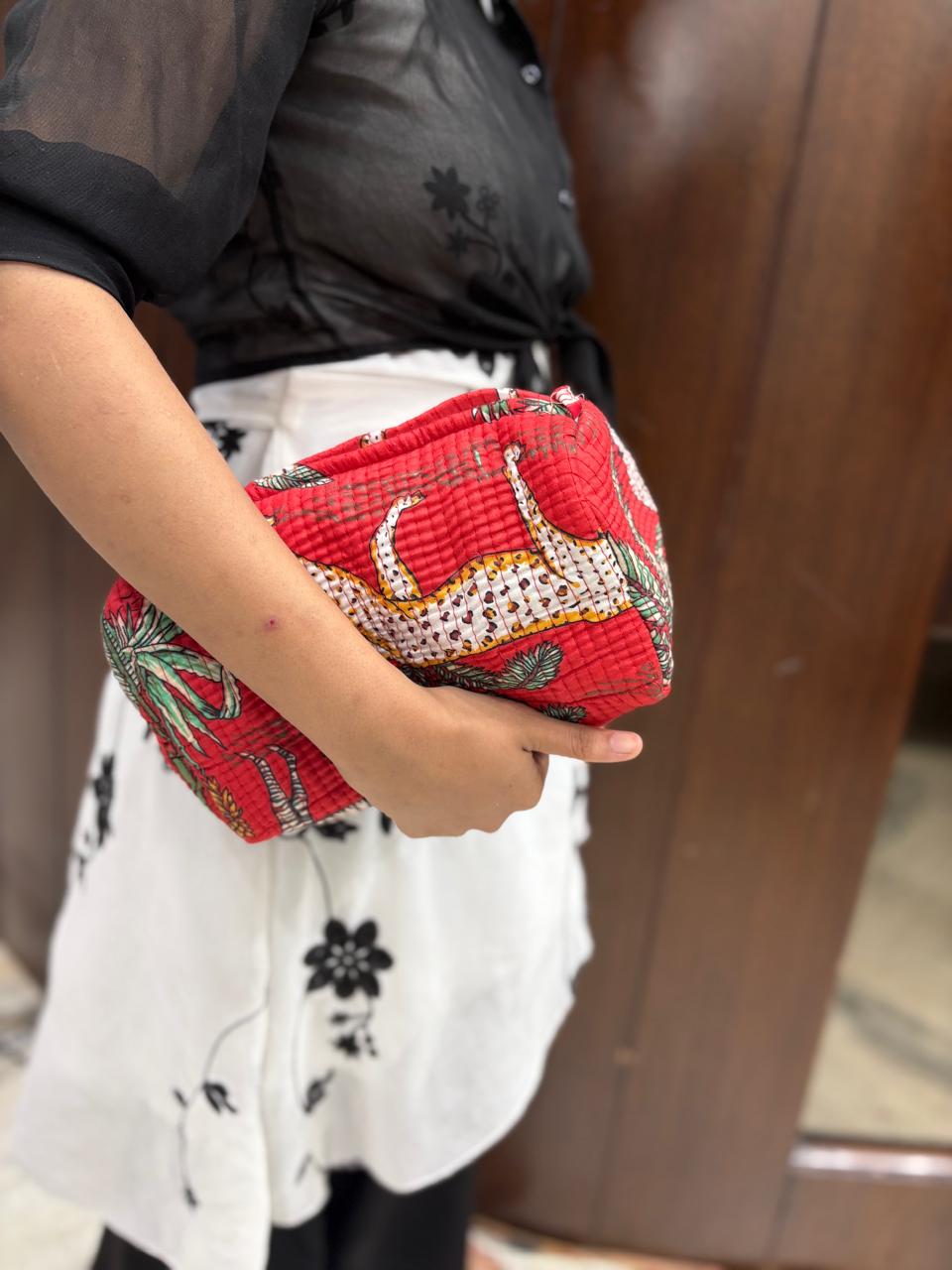 Laila red travel pouch set - Image 3